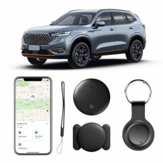 Silbernes Auto mit GPS-Tracker und Zubehör.