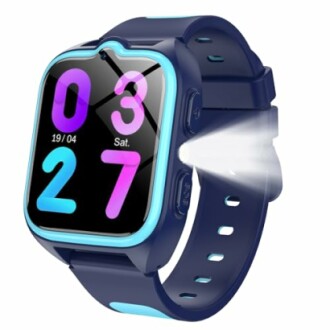 Smartwatch mit blauem Armband und leuchtendem Display