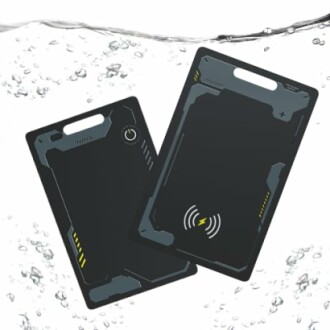 Zwei wasserdichte elektronische Zugangskarten im Wasser